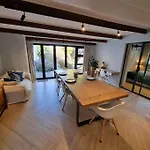 Spacious Lanes Cottage And Garage Parking