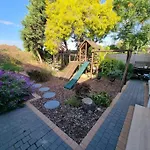 Spacious Lanes Cottage And Garage Parking