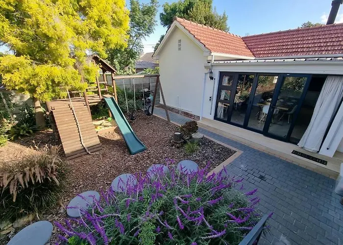 Spacious Lanes Cottage And Garage Parking