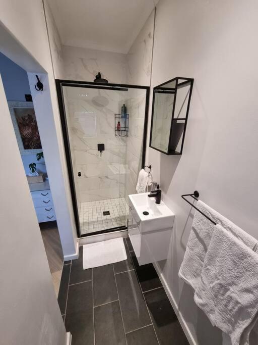 Spacious Lanes And Garage Parking Apartment *