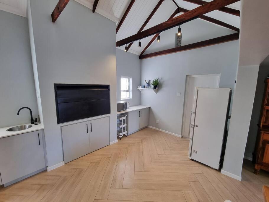 Spacious Lanes And Garage Parking