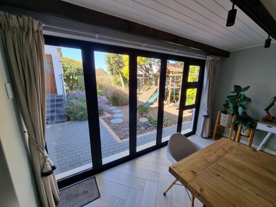 Spacious Lanes And Garage Parking *