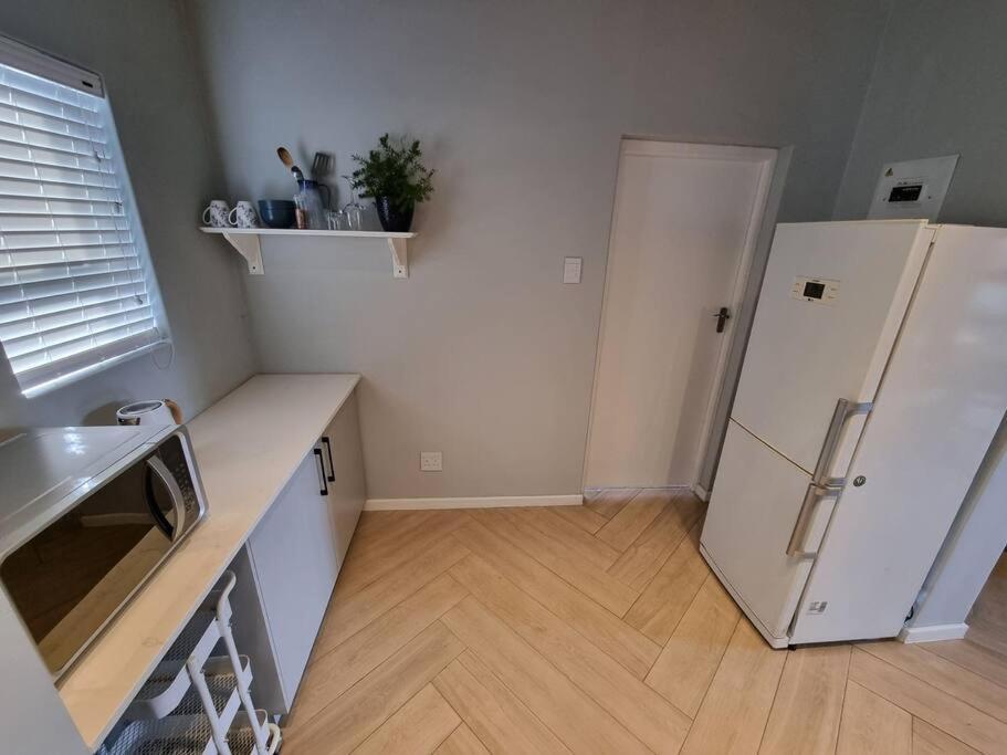 Spacious Lanes And Garage Parking Apartment *